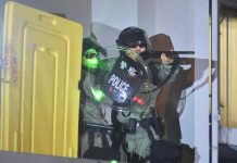 【突发】9月6日晚,警方在太子站旺角警署外,发射多枚催泪弹及布袋弹