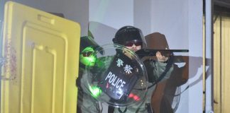 【突发】9月6日晚,警方在太子站旺角警署外,发射多枚催泪弹及布袋弹