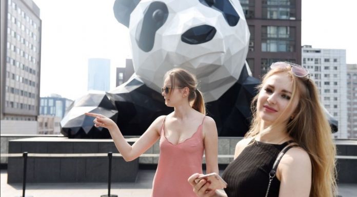 周游列国8:1000元人民币到乌克兰能生活多久?当地美女来告诉你