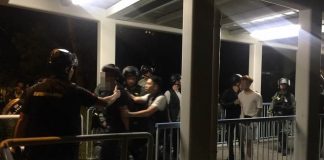 【9.7香港东涌】防暴警察于富东邨升降机近顺东路截查至少6名青年,其后被捕