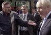 英国新首相上街玩游戏,被民众指责他不作为