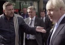 英国新首相上街玩游戏,被民众指责他不作为