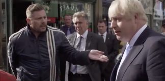 英国新首相上街玩游戏,被民众指责他不作为