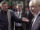 英国新首相上街玩游戏,被民众指责他不作为