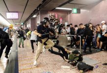 香港8.31中国武警在太子站捕六十多人,十几名失踪,还有七名年青人被跳楼,其他人疑被武警打死