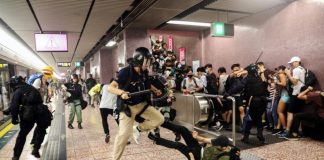 香港8.31中国武警在太子站捕六十多人,十几名失踪,还有七名年青人被跳楼,其他人疑被武警打死