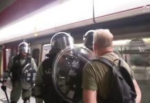 港警“执法犯法” 举例7:警察进地铁无差别殴打市民,并逮捕国际友人