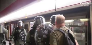 港警“执法犯法” 举例7:警察进地铁无差别殴打市民,并逮捕国际友人