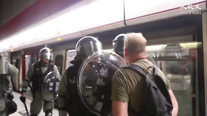 港警“执法犯法” 举例7:警察进地铁无差别殴打市民,并逮捕国际友人