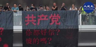 今天港人在美国驻港领馆前打出了“反共抗暴,唯一生路”的横幅