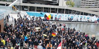 加拿大多伦多撑香港,反极权暴政游行,两千多名华人怒吼:打倒共产党!