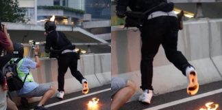 港警“执法犯法” 举例6:港警扮黑衣示威者扔汽油弹嫁祸于人,然后跟着穿制服的警察一起去抓捕示威者!