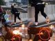 港警“执法犯法” 举例6:港警扮黑衣示威者扔汽油弹嫁祸于人,然后跟着穿制服的警察一起去抓捕示威者!