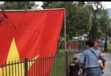 中共在美国洛杉矶举行70年国庆的升旗仪式,遭遇一女士当场泼墨!