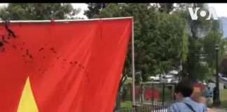 中共在美国洛杉矶举行70年国庆的升旗仪式,遭遇一女士当场泼墨!