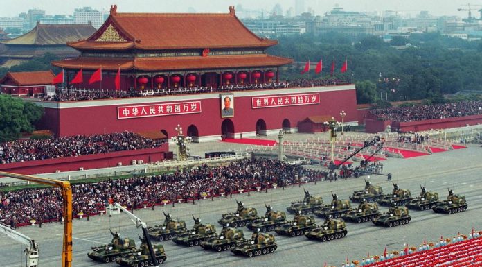 何频 陈小平:国庆阅兵预演,为何菜刀下架?