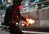 港警“执法犯法” 举例4:警察假扮示威者和记者混入游行队伍,实施纵火、攻击警察等各种破坏活动