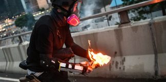 港警“执法犯法” 举例4:警察假扮示威者和记者混入游行队伍,实施纵火、攻击警察等各种破坏活动
