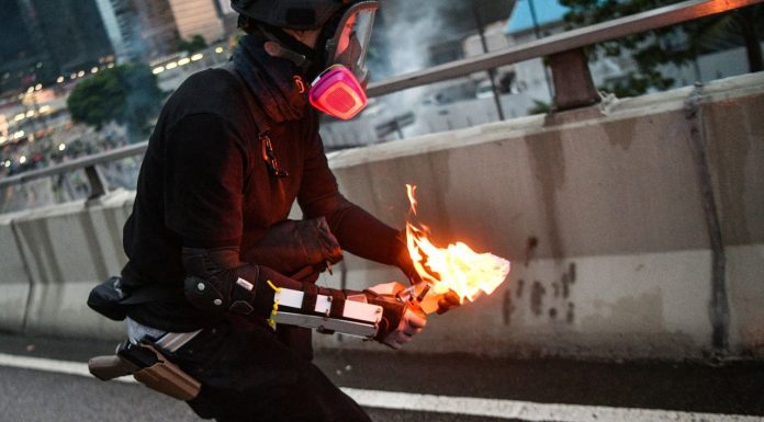 港警“执法犯法” 举例4:警察假扮示威者和记者混入游行队伍,实施纵火、攻击警察等各种破坏活动