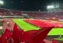 CCTV:大折腾! 数万人齐唱《歌唱祖国》,3000平方米巨幅血旗亮相