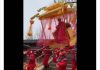 “一尊”坐轿过拱桥被摔个半死