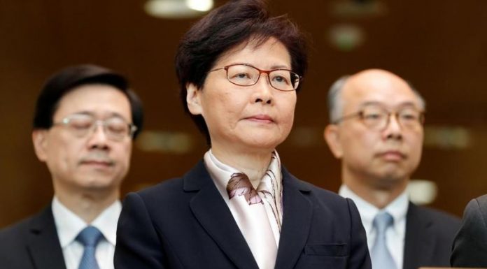 张杰:林郑月娥首场对话被怒怼 香港人拒绝“中间道路” 大阅兵的真实目的 川普后院起火恐遭弹劾