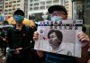 新唐人:港警突然冲击祭奠冤魂的现场按倒港民抓人现场留有血迹