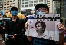 新唐人:港警突然冲击祭奠冤魂的现场按倒港民抓人现场留有血迹