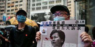 新唐人:港警突然冲击祭奠冤魂的现场按倒港民抓人现场留有血迹