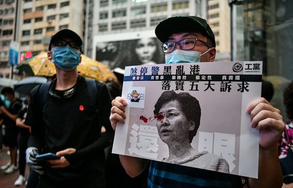 新唐人:港警突然冲击祭奠冤魂的现场按倒港民抓人现场留有血迹