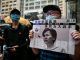 新唐人:港警突然冲击祭奠冤魂的现场按倒港民抓人现场留有血迹
