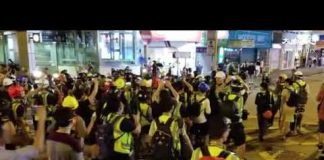 【9.7香港太子】9.7日警察速龙小队在旺角被记者群驱赶。之前,警察对记者喷胡椒喷雾,干扰采访。