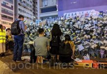 9.7太子站持续隆重悼念死去的冤魂,现场看到白色的菊花一束束摆满了地铁站的入口,有市民点起了蜡烛、香和祭品,并跪拜