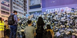 9.7太子站持续隆重悼念死去的冤魂,现场看到白色的菊花一束束摆满了地铁站的入口,有市民点起了蜡烛、香和祭品,并跪拜