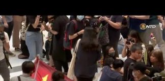 港人踩踏中共五星红旗沙田商场内高挂“驱逐共党”防暴警催泪弹清场