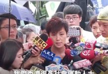 何韵诗遭蒙面黑衣人泼红漆,现场一片惊呼,何韵诗从容淡定继续发言