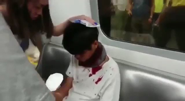 港警“执法犯法” 举例5:警察进入地铁车厢实施无差别攻击,连儿童都打