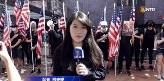 新唐人:港大学生演奏美国国歌举美国旗游行高呼天灭中共驱除共党光复香港