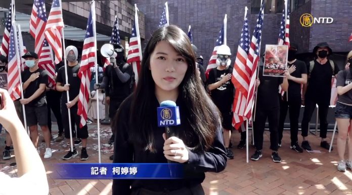 新唐人:港大学生演奏美国国歌举美国旗游行高呼天灭中共驱除共党光复香港