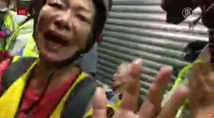 新唐人:921香港,港警大量出动扰民滥捕两位银发老人被警方攻击有人昏迷在现场紧急救治