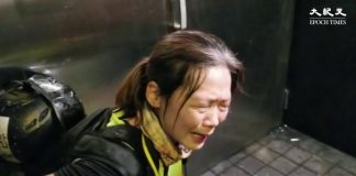 【9.7香港太子】防暴警察及速龙小队向记者喷射胡椒喷雾,一名女记者被胡椒喷雾射到面部,无法睁开眼睛,痛苦不堪。