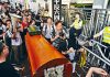 港府庆祝中共十一国庆场外有人抬棺材示威