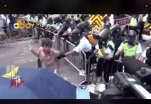 港警“执法犯法” 举例9:警察滥用暴力,拉老人过来往脸上喷辣椒水