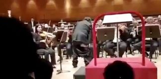 平時掉鏈子,關鍵時刻掉褲子!中共篡政70週年音樂會 名指揮突然掉褲子!
