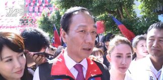 奸商玩政治,處處顯彆扭!臺灣雙十節,郭台銘升國旗秀親民攀比總統府