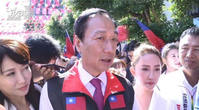 奸商玩政治,處處顯彆扭!臺灣雙十節,郭台銘升國旗秀親民攀比總統府