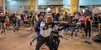 大纪元:被中共捧為民族英雄的 香港「光頭警長」兒子留學被拒?
