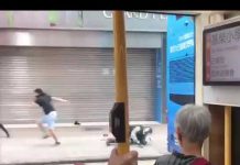 海风:香港少年飞脚踢倒防暴警察,救下被捕同伴,被港人传为佳话