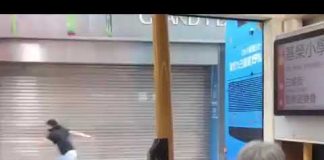 海风:香港少年飞脚踢倒防暴警察,救下被捕同伴,被港人传为佳话