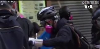 香港警察持左轮手枪近距离射击一名抗议者